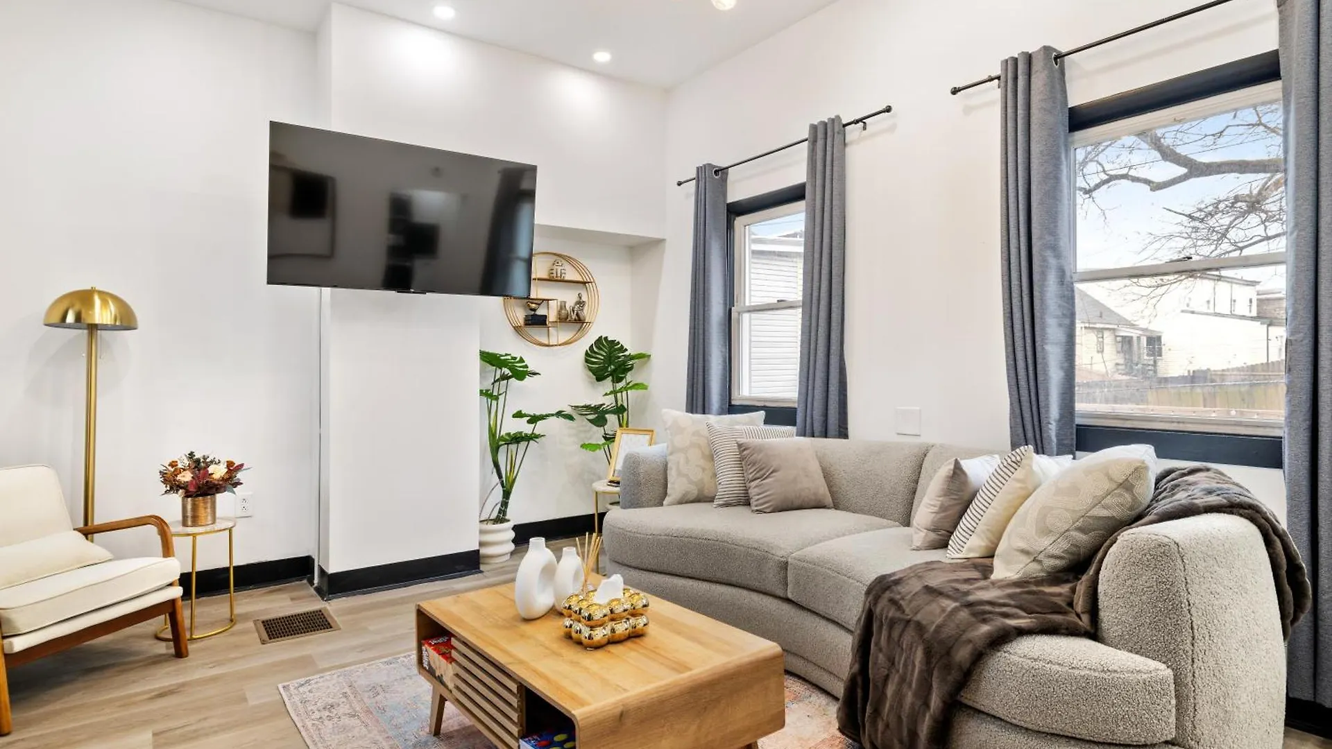 Heart Of Downtown, 5 Mins To Andy Warhol Museum, Parking Available, Private Fenced Backyard, Smart Tv, Washer And Dryer In Unit Pittsburgh Vakantiehuis