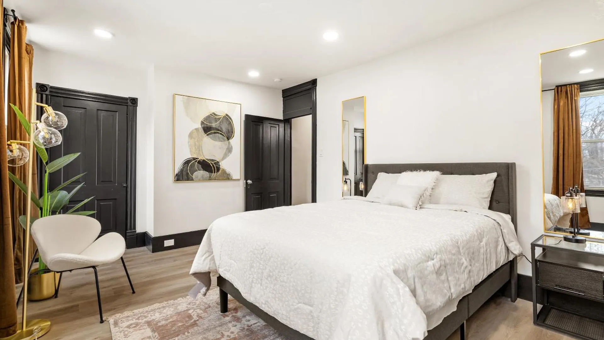 Heart Of Downtown, 5 Mins To Andy Warhol Museum, Parking Available, Private Fenced Backyard, Smart Tv, Washer And Dryer In Unit Pittsburgh