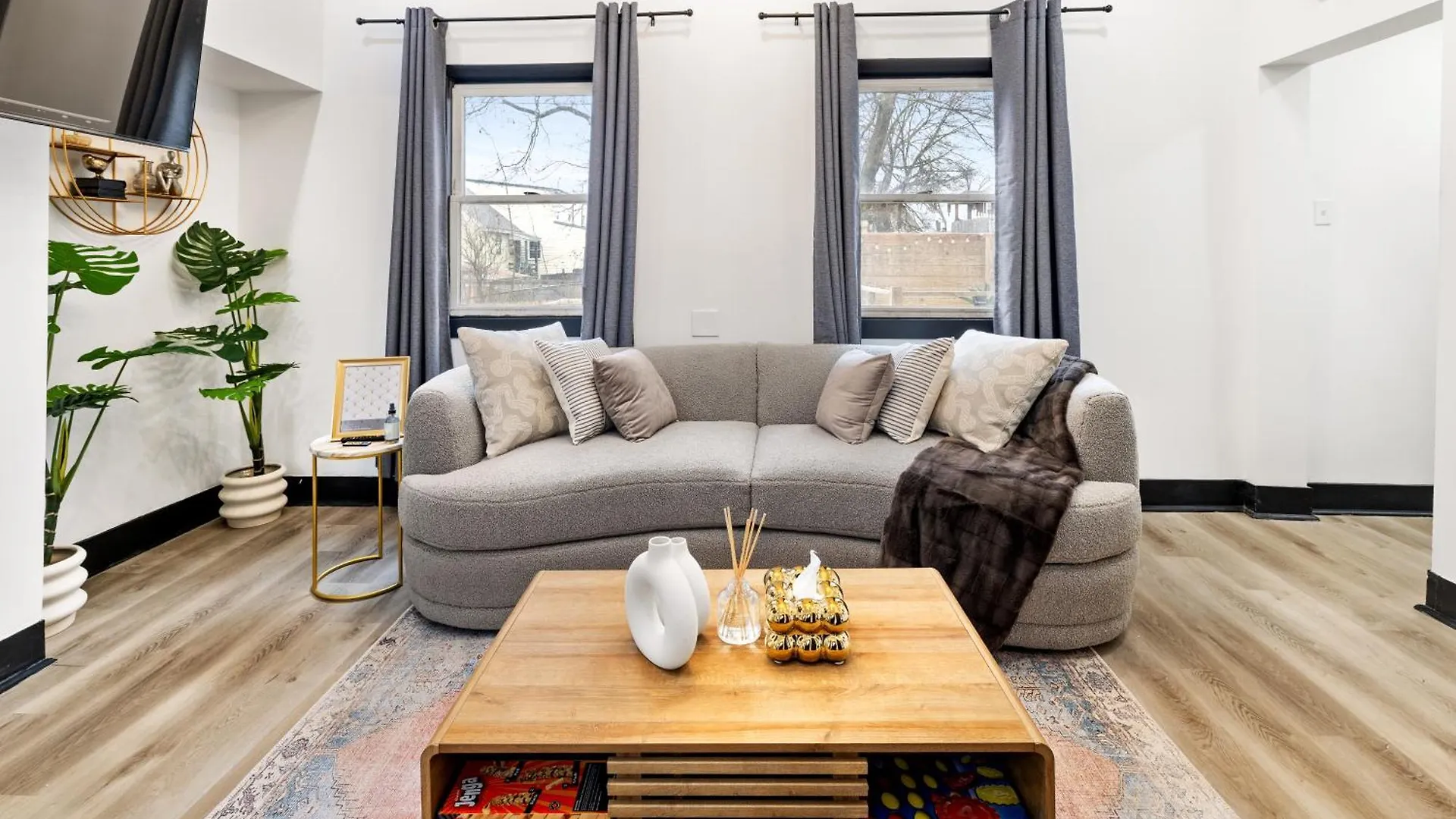 Heart Of Downtown, 5 Mins To Andy Warhol Museum, Parking Available, Private Fenced Backyard, Smart Tv, Washer And Dryer In Unit Pittsburgh