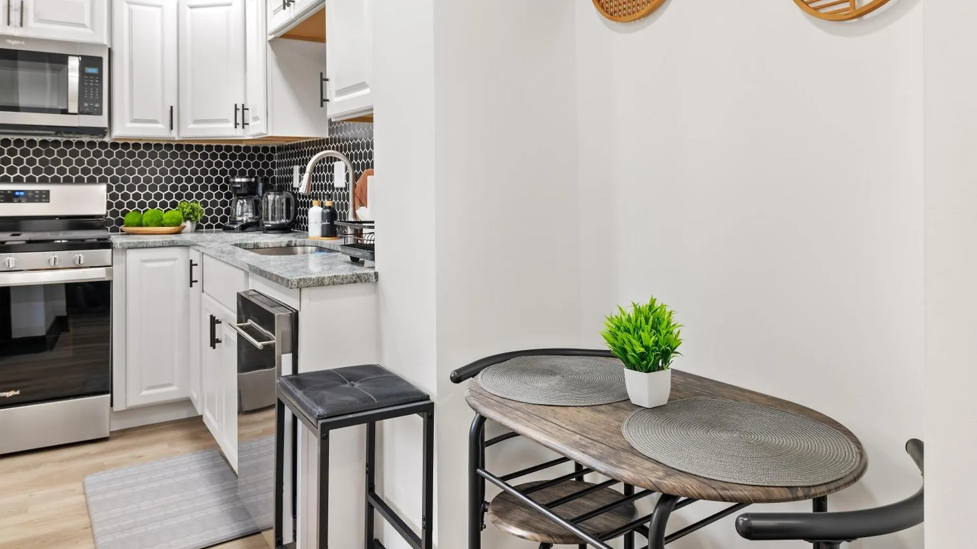 Holiday home Heart Of Downtown, 5 Mins To Andy Warhol Museum, Parking Available, Private Fenced Backyard, Smart Tv, Washer And Dryer In Unit Pittsburgh
