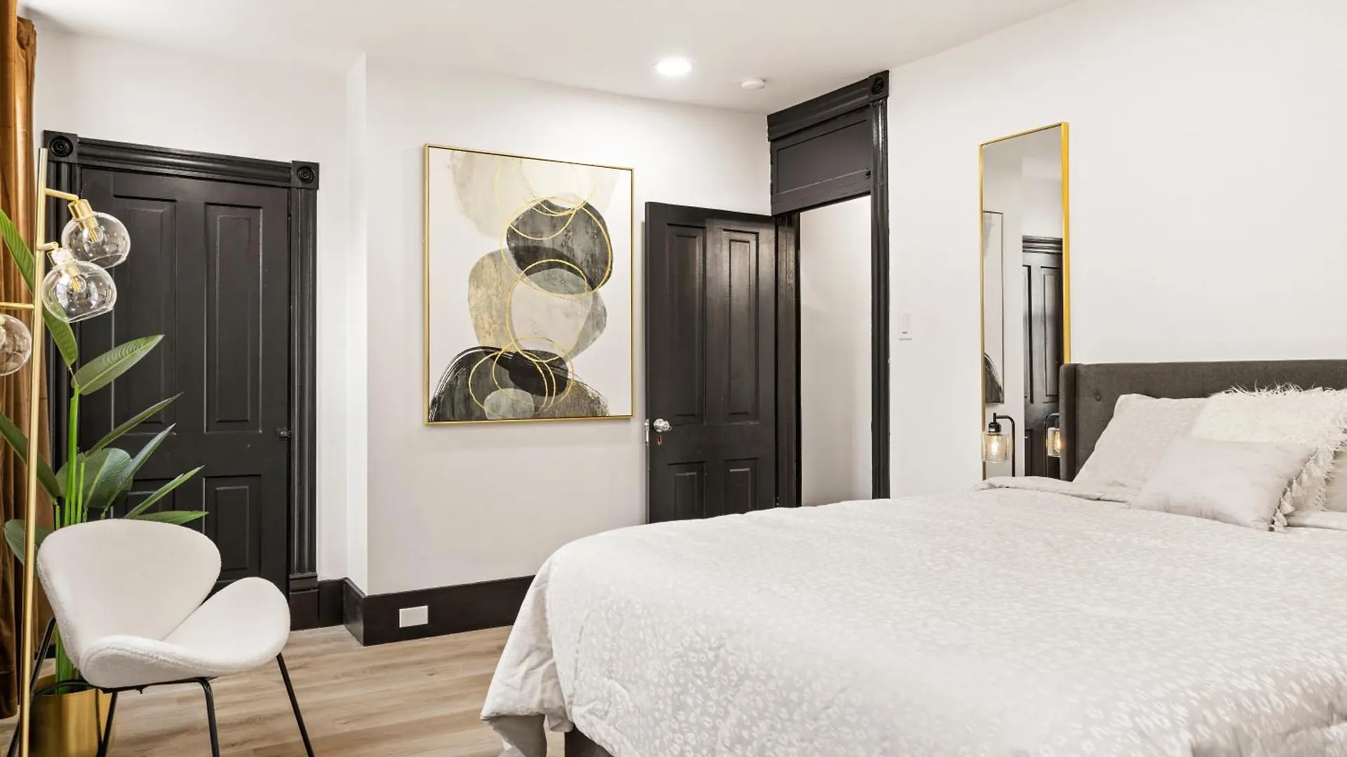 Holiday home Heart Of Downtown, 5 Mins To Andy Warhol Museum, Parking Available, Private Fenced Backyard, Smart Tv, Washer And Dryer In Unit Pittsburgh United States