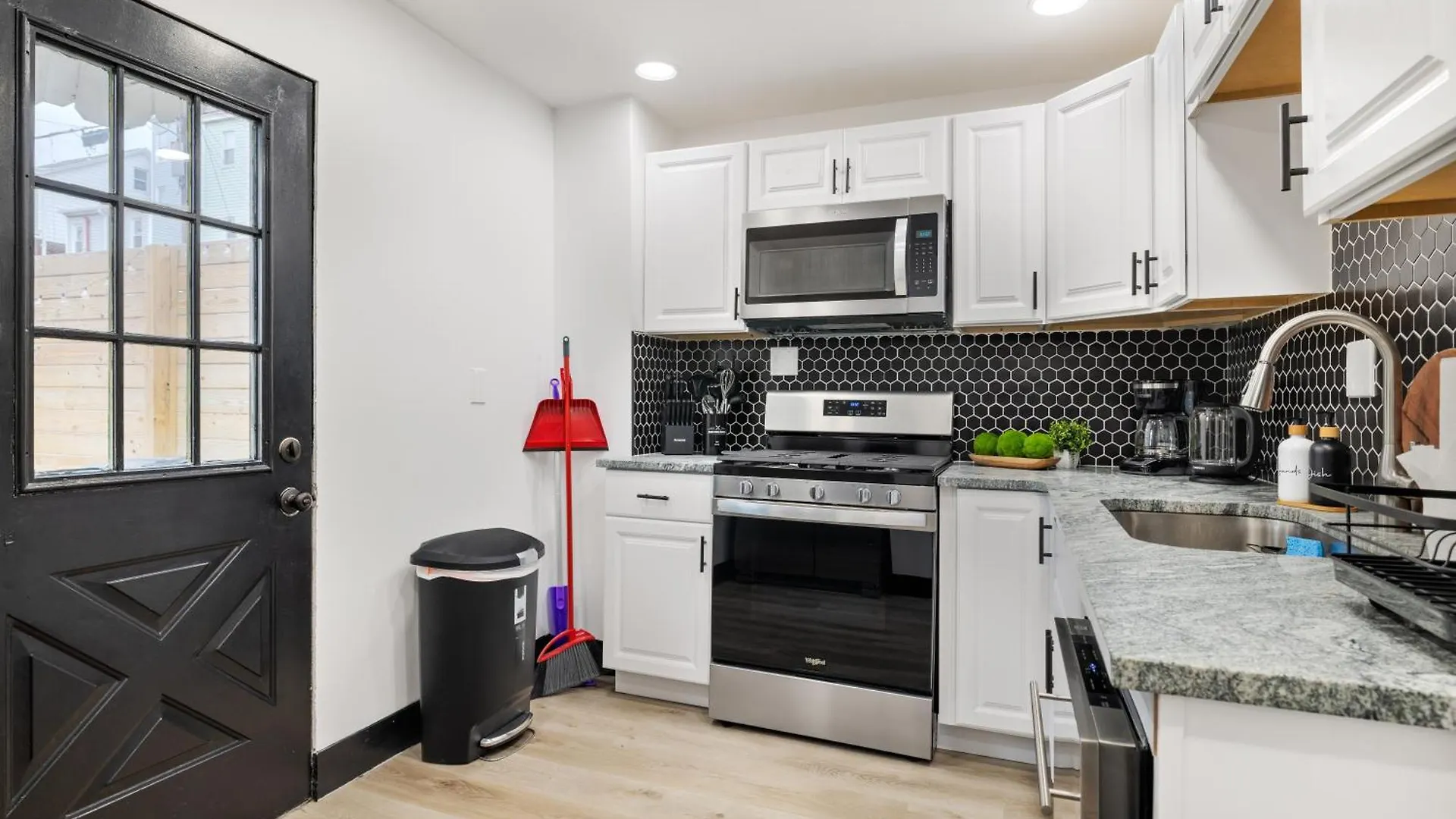Heart Of Downtown, 5 Mins To Andy Warhol Museum, Parking Available, Private Fenced Backyard, Smart Tv, Washer And Dryer In Unit Pittsburgh