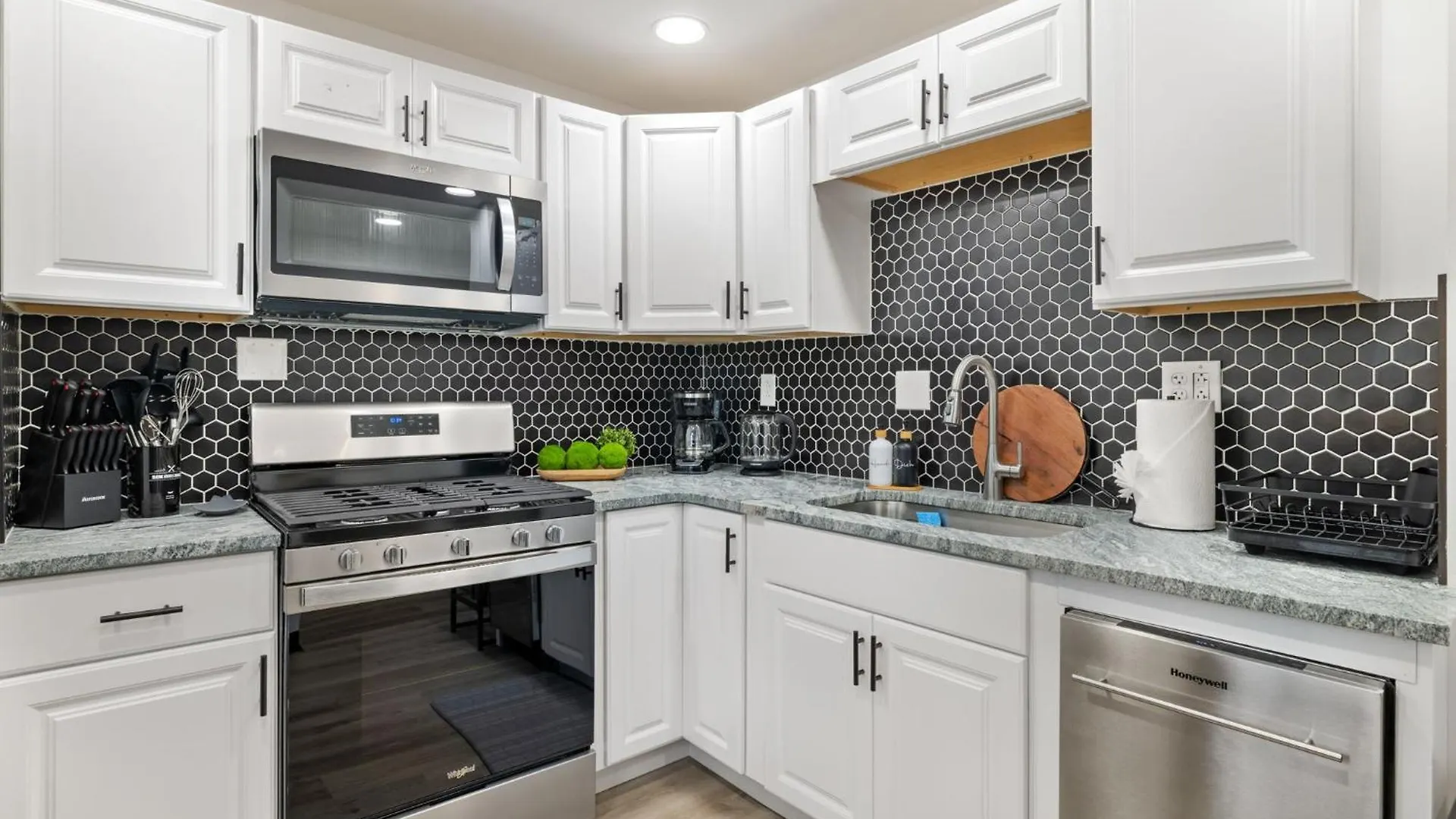 Heart Of Downtown, 5 Mins To Andy Warhol Museum, Parking Available, Private Fenced Backyard, Smart Tv, Washer And Dryer In Unit contacts